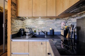 Microondas, horno, placa de cocina y lavavajillas