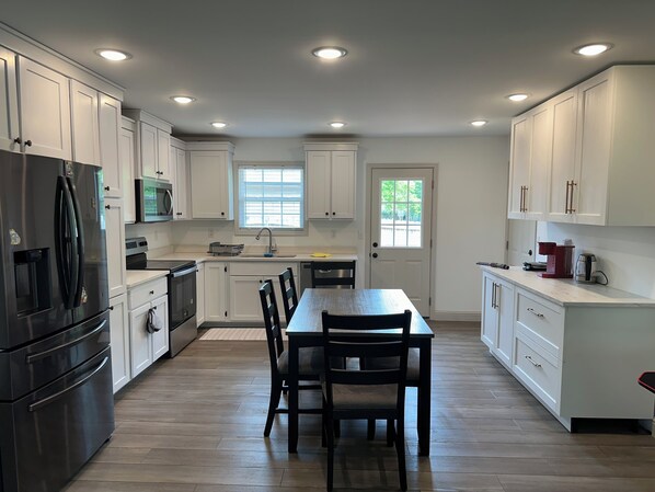 Fridge, microwave, oven, stovetop - Cozy nest on Hummingbird (Dalton)