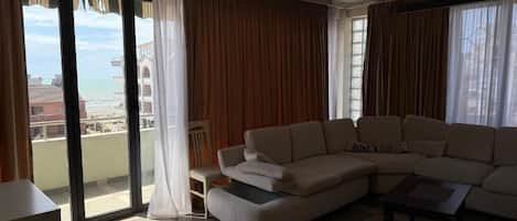 Comfort-Apartment, Meerblick | Wohnbereich | Flachbildfernseher