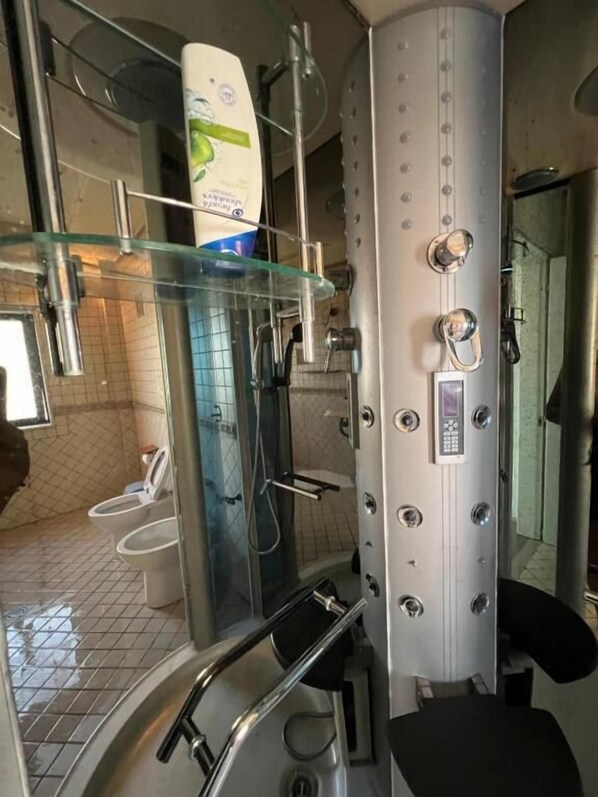 A modern bathroom with a glass-enclosed shower, a toilet, and a sink. - Green Garden Villa (Durrës)