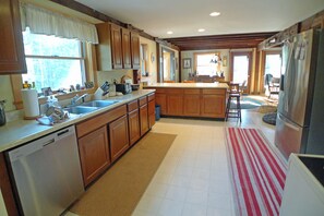 Kühlschrank, Ofen, Herdplatte, Kochgeschirr/Geschirr/Besteck