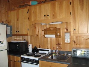 Kylskåp, ugn, spishäll och grytor/köksredskap