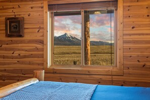 2 bedrooms, desk, travel crib, free WiFi