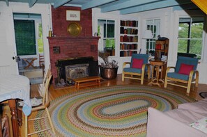 テレビ、暖炉、DVD プレーヤー、書庫