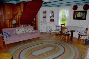 テレビ、暖炉、DVD プレーヤー、書庫