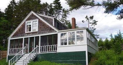 Green Pastures - Classic Maine Cottage!