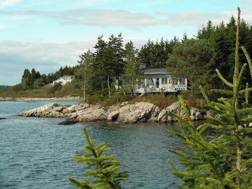 Cedarbush Cabin - Waterfront Cottage - walk to Robinson's Wharf!