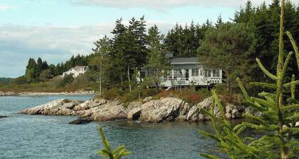 Cedarbush Cabin - Waterfront Cottage - walk to Robinson's Wharf!