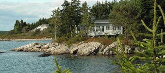 Cedarbush Cabin - Waterfront Cottage - walk to Robinson's Wharf!