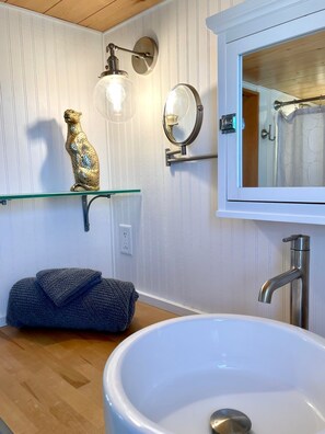 Haartrockner, Handtücher, Seife, Toilettenpapier