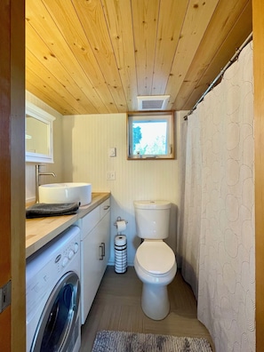 SĂšche-cheveux, serviettes fournies, savon, papier toilette