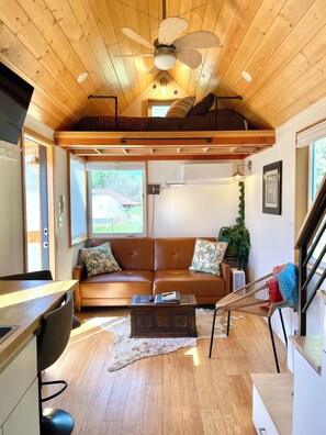 Smart TV - Wildcat Polly ~ Tiny but Wild
Unique tiny home in Durango, Colorado (Durango)