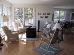 Fernseher, Kamin, DVD-Player