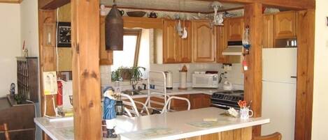 Kühlschrank, Ofen, Herdplatte, Kochgeschirr/Geschirr/Besteck