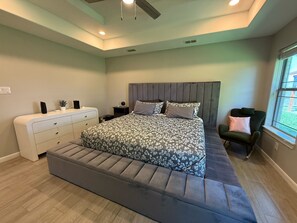 3 bedrooms, desk, iron/ironing board, travel crib