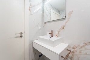 淋浴设施、吹 风机、毛巾