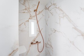 Dusche, Haartrockner, Handtücher
