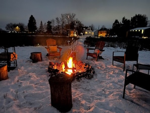 Multiple fire pits across the property for cozy nights, s’mores, and stargazing.