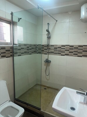 Shower, towels, toilet paper - Live, work,& chill in style—4BR Apartment in Central VI (Lagos)