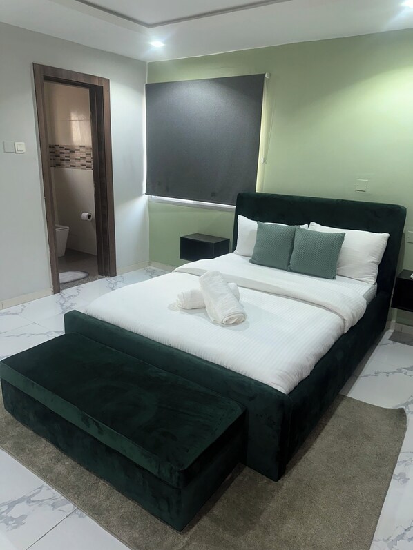 4 bedrooms, desk, iron/ironing board, WiFi - Live, work,& chill in style—4BR Apartment in Central VI (Lagos)