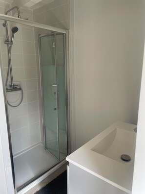 Dusche, Haartrockner, Handtücher, Seife
