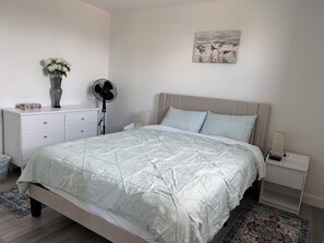 1 chambre, coffre-fort, bureau, fer et planche à repasser