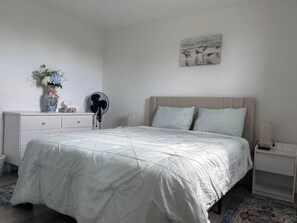 1 habitación, caja de seguridad en la habitación y escritorio 