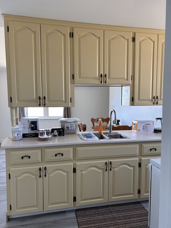 Réfrigérateur, four à micro-ondes, un four, surface de cuisson