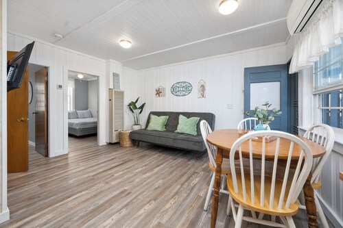 Charming 2-Bedroom Getaway A/C, WIFI, Covered porch just 3 Minutes to the Beach!