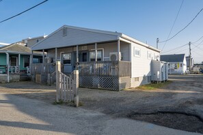 Exterior - Charming 2-Bedroom Getaway A/C, WIFI, Covered porch just 3 Minutes to the Beach! (Hampton)