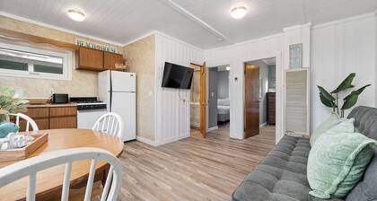 Charming 2-Bedroom Getaway A/C, WIFI, Covered porch just 3 Minutes to the Beach!