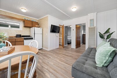 Charming 2-Bedroom Getaway A/C, WIFI, Covered porch just 3 Minutes to the Beach!