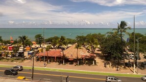 A coastal town with a beach, a restaurant with a red roof, and a view of the ocean. - Edificio Neo Apto 401-Mandi H (Maceio)