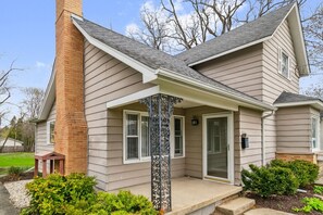 Exterior detail - Cozy 3 bedroom in DT Libertyville Near Naval Base! (Libertyville)