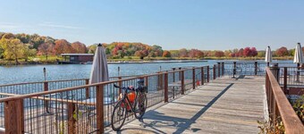 Cozy 3 bedroom in DT Libertyville Near Naval Base!