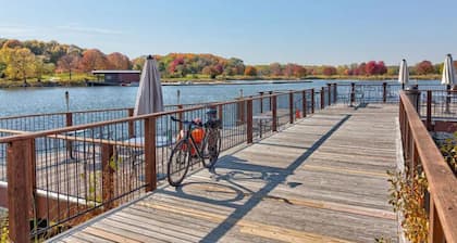 Cozy 3 bedroom in DT Libertyville Near Naval Base!