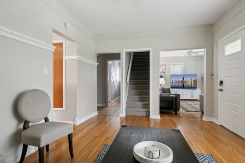 Cozy 3 bedroom in DT Libertyville Near Naval Base!