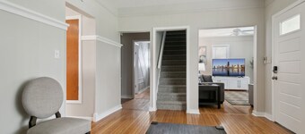 Cozy 3 bedroom in DT Libertyville Near Naval Base!