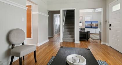 Cozy 3 bedroom in DT Libertyville Near Naval Base!