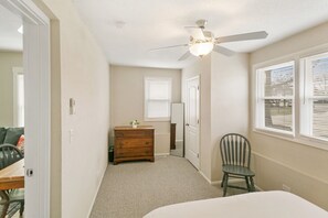 7 bedrooms, desk, iron/ironing board, travel cot