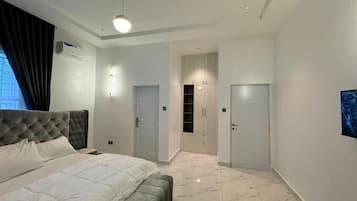 Deluxe Apartment, Balcony, City View | 1 bedroom, desk, laptop workspace, blackout drapes