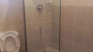 Apartamento Deluxe, balcón, vistas a la ciudad | Baño | Artículos de higiene personal gratuitos, secador de pelo y toallas