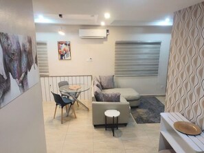 Deluxe-Apartment, Balkon, Stadtblick | Wohnbereich