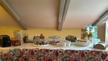 Triple Room, Non Smoking, Kitchenette | Private kitchen | High chair