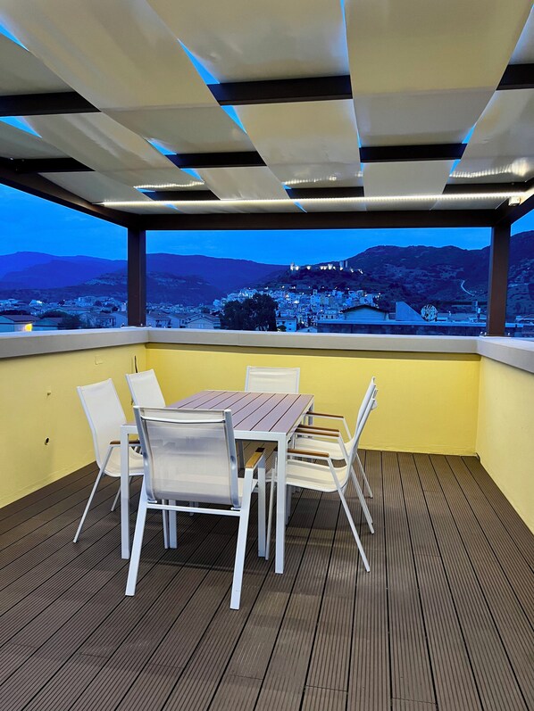 Outdoor dining - SkyView Apartment in BOSA (Bosa)