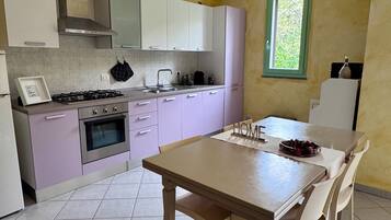 Frigorifero, microonde, forno, piano cottura