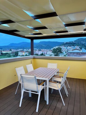 Outdoor dining - SkyView Apartment in BOSA (Bosa)