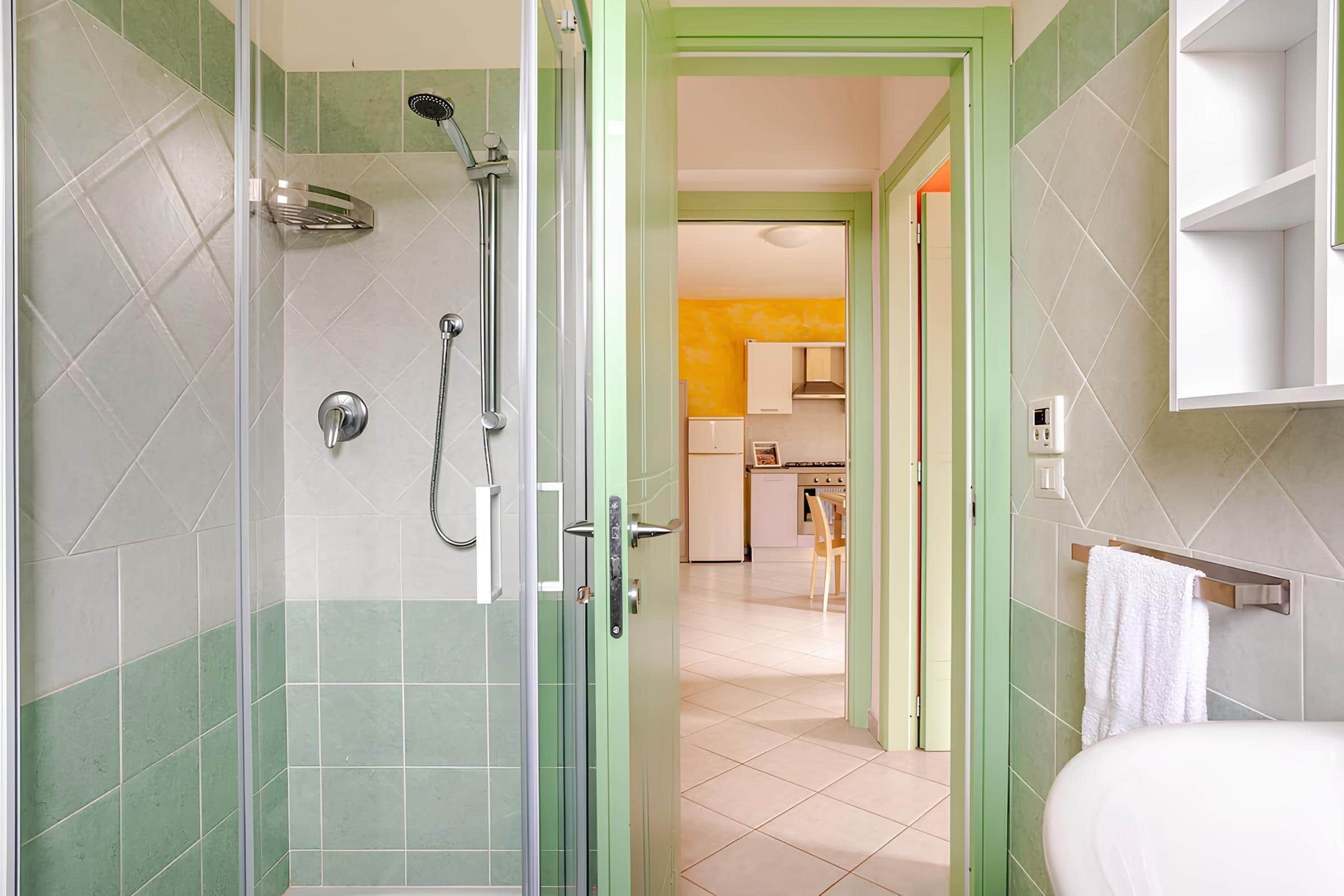 Haartrockner, Bidet, Handtücher, Seife