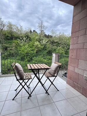 Outdoor dining - SkyView Apartment in BOSA (Bosa)