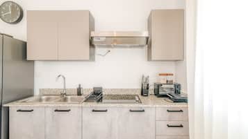 Fridge, oven, stovetop, coffee/tea maker